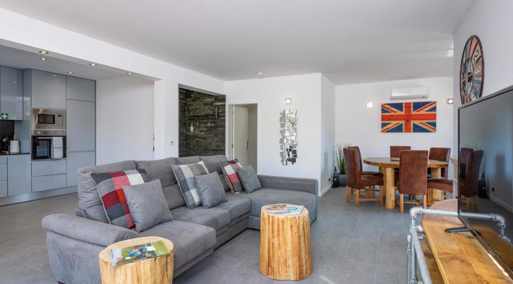 Villa Verde cozy living and dining space